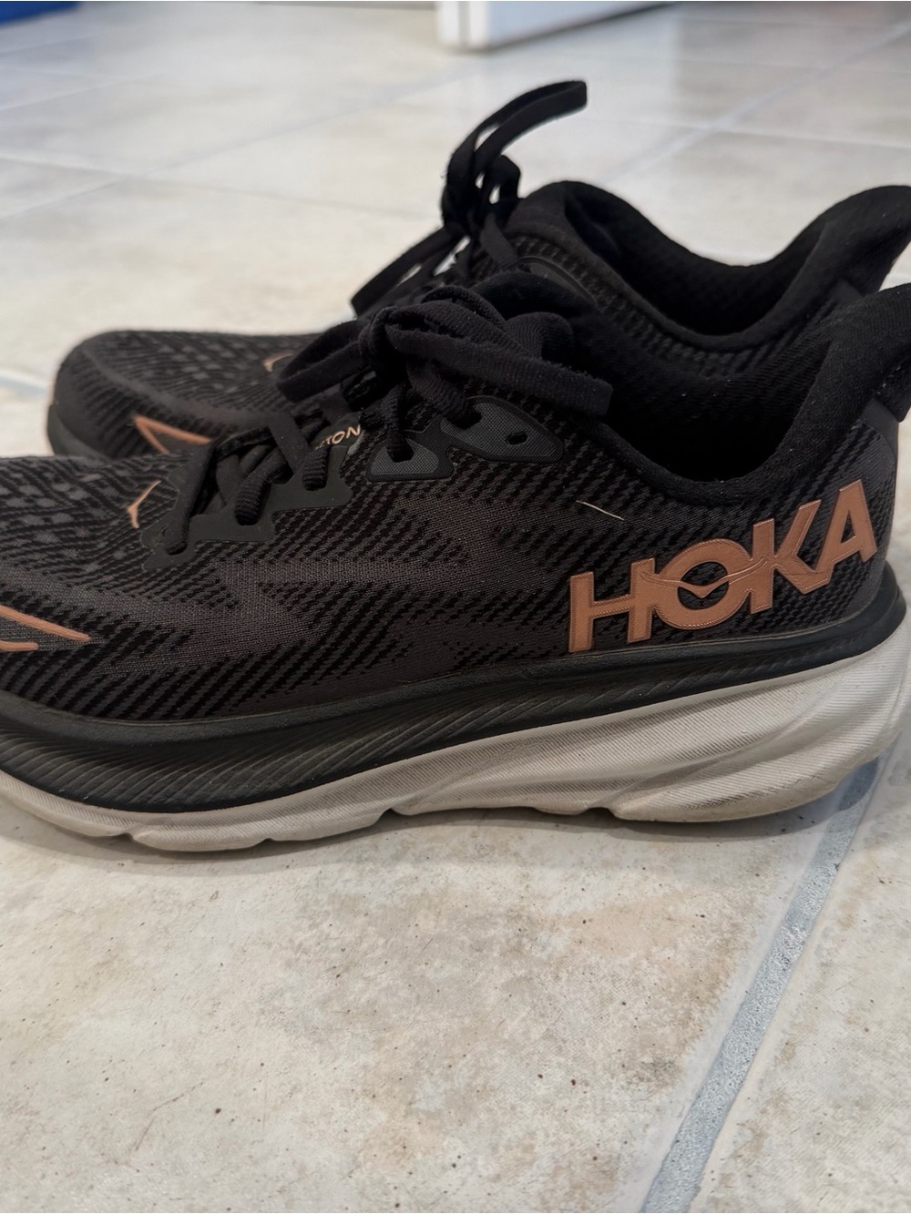 HOKA ONE Clifton 9 women’s 6.5 sneakers black/rose gold